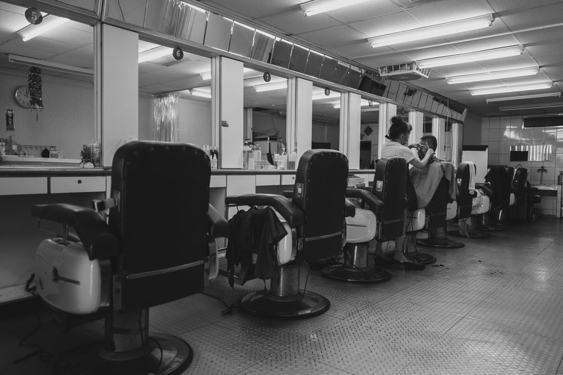 Inside the shop, chairs and mirrors